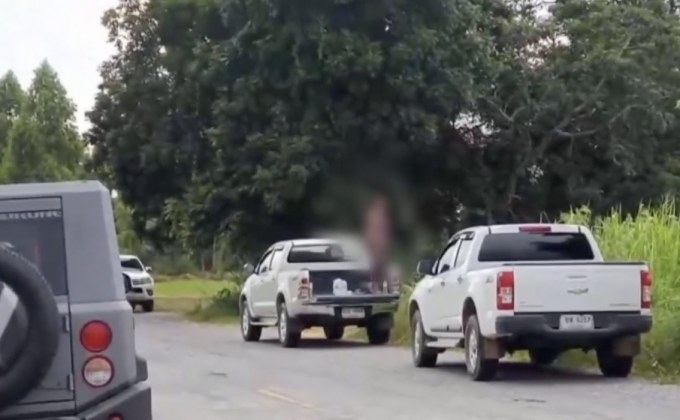 ตรึงกำลังปิดล้อมจับพ่อค้ายาเสพติด พาแม่คนร้ายกล่อมมอบตัว