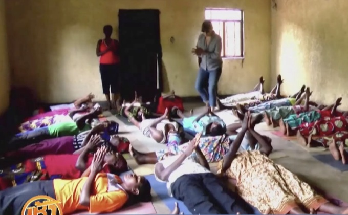 “โยคะ” เยียวยาจิตใจสตรีจากเหตุความรุนแรง