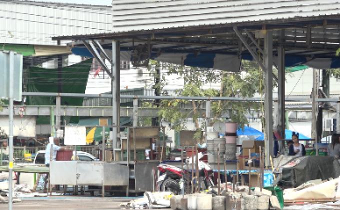 ผู้ค้า 5 ตลาดรอบบ้านป้าทุบรถ เก็บร้านตามคำสั่ง กทม.