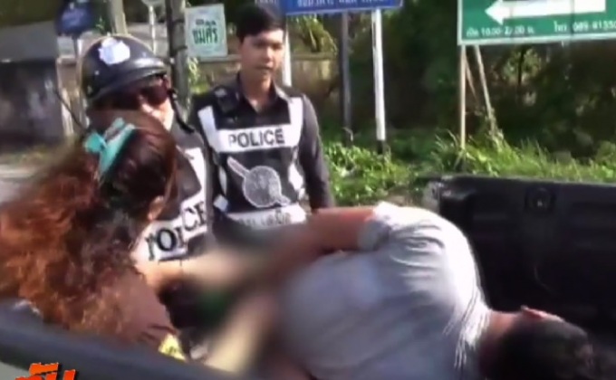 ชายคลุ้มคลั่งทุบรถกระบะ