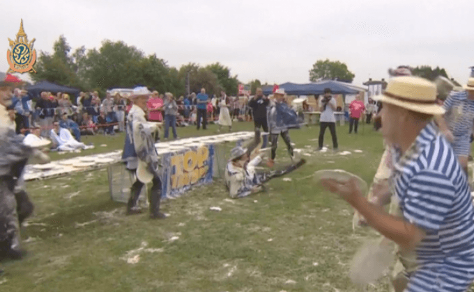 อังกฤษจัดแข่งปาพาย