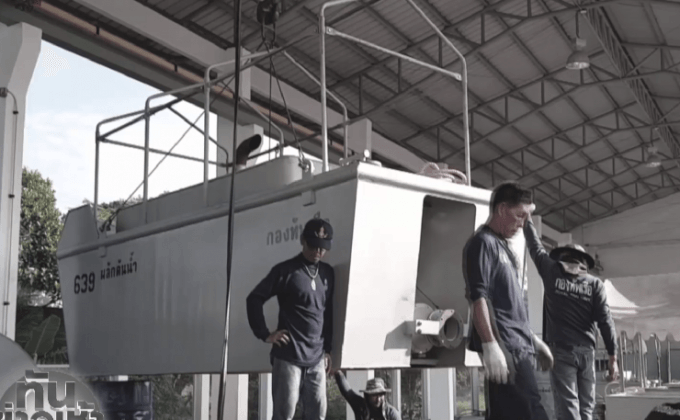 ทหารเรือส่งเรือผลักดันน้ำช่วยน้ำท่วม