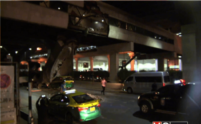 รถพ่วงชนสะพานลอยหน้าสนามบินดอนเมือง