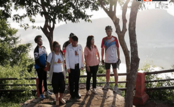 นักท่องเที่ยวชมความงามทะเลหมอกผามออีแดง