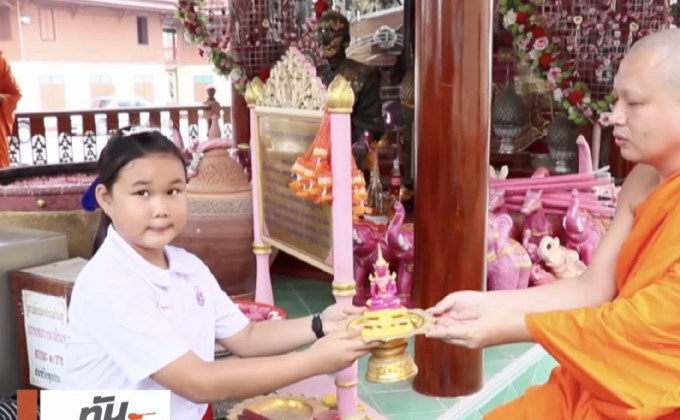 สักการะหลวงพ่อสีชมพู รับวันแห่งความรัก