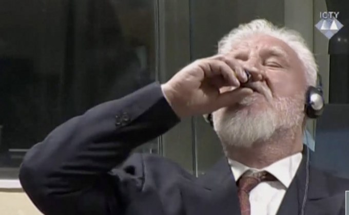 ผู้ต้องหาคดีอาชญากรรมสงครามซดยาพิษกลางศาล