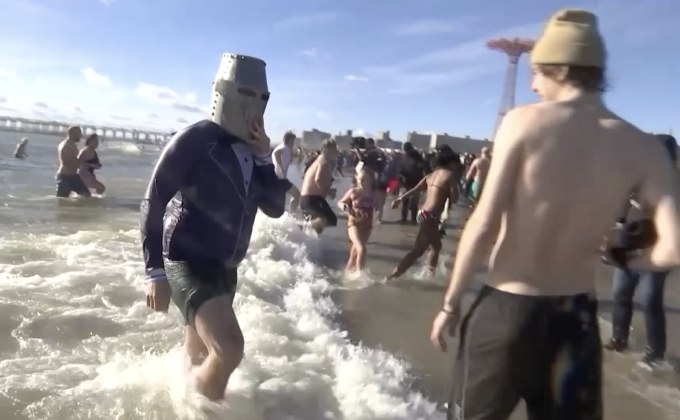 ชาวนิวยอร์กเข้าร่วมกิจกรรมแช่น้ำฉลองวันขึ้นปีใหม่