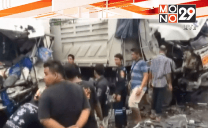 รถพ่วง 18 ล้อชน 3 คันซ้อน