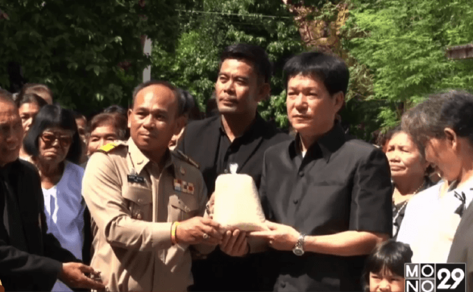 ชาวบ้าน จ.สุรินทร์ บริจาคข้าวให้โรงทานท้องสนามหลวง