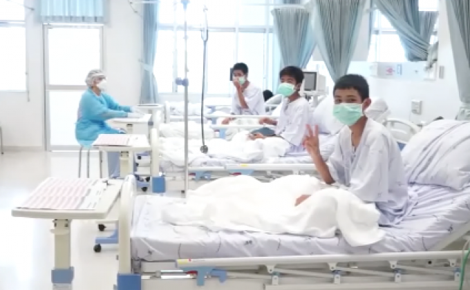 เปิดคลิปแรกทีมหมูป่านอน รพ. ชูนิ้ว “ไอ เลิฟ ยู”