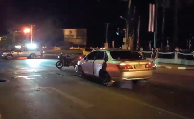 สาวเมาซิ่งเ​ก๋งชนท้ายรถตำรวจ จ.เพชรบุรี