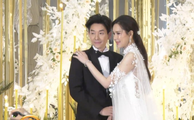 รัก 14 ปีมั่นคง! “บอย-เจี๊ยบ” ควงคู่เข้าพิธีวิวาห์ชื่นมื่น  