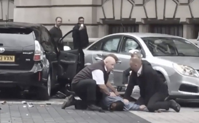 เหตุคนร้ายขับรถชนผู้คนหน้าพิพิธภัณฑ์ในอังกฤษ