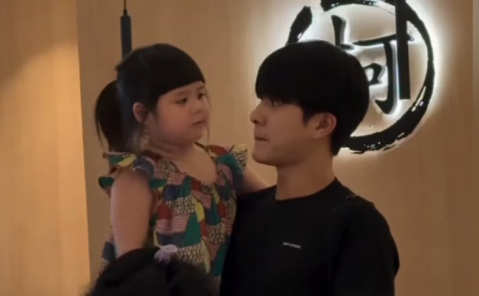 “เจ๊เกล” กับ “มอสเพื่อนเกล” อวดโมเมนต์น่ารักอีกแล้ว! เมื่อทั้งคู่พากันไปฉลองวันเกิดที่ร้านโปรดของน้องเกล