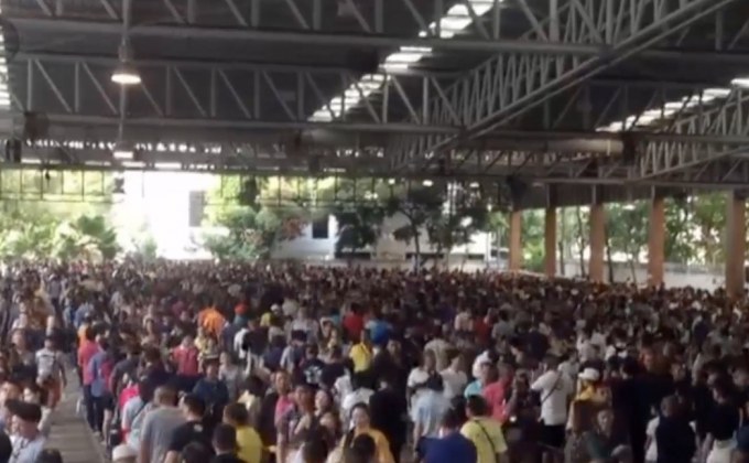 ปชช.แห่ซื้อเสื้อเหลือง-เข็มที่ระลึกพระราชพิธีบรมราชาภิเษก