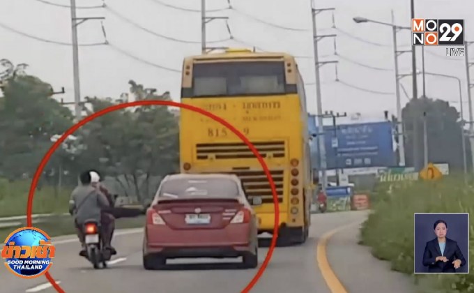 สุดระทึก 2 วัยรุ่นซิ่งจยย.ถีบกระจกรถเก๋ง