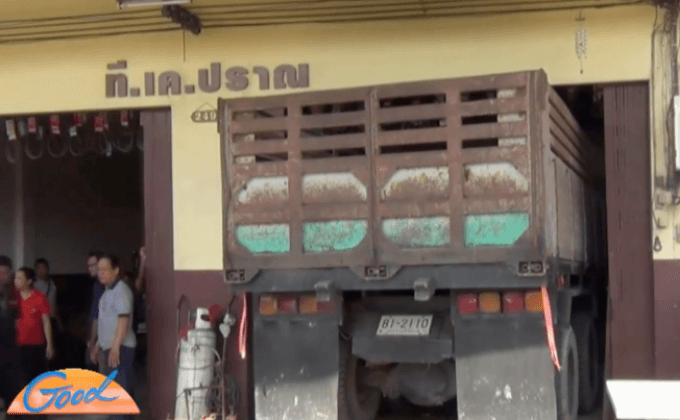 รถบรรทุกพุ่งชนร้านซ่อมแอร์ จ.ประจวบคีรีขันธ์