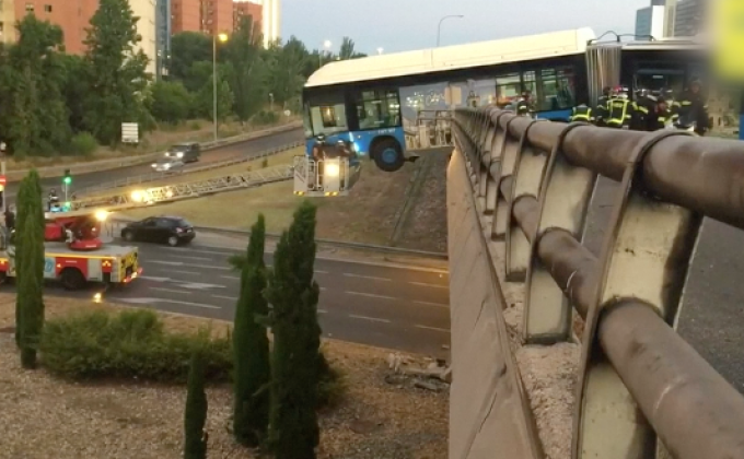 รถโดยสารชนทะลุราว-ห้อยค้างกลางสะพาน