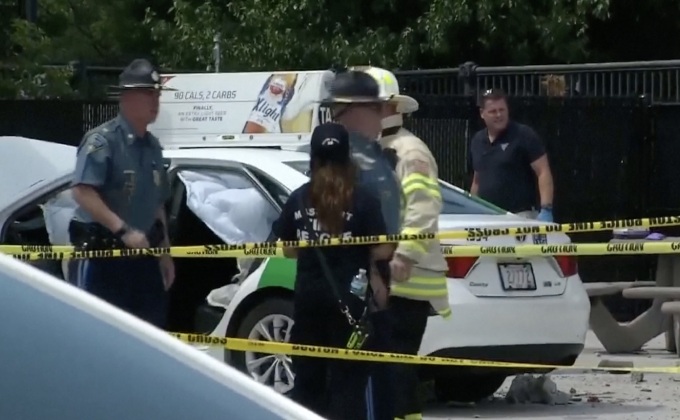 แท็กซี่ขับพุ่งชนฝูงชนในสหรัฐฯ