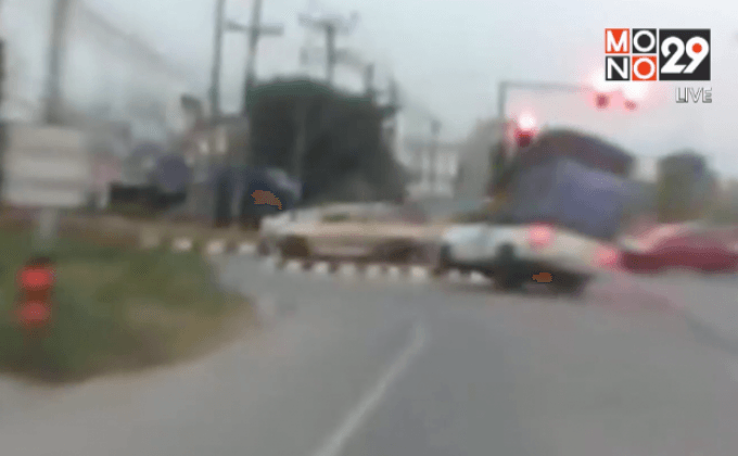 วินาทีรถกระบะบรรทุกหนักเสียหลักพลิกคว่ำ