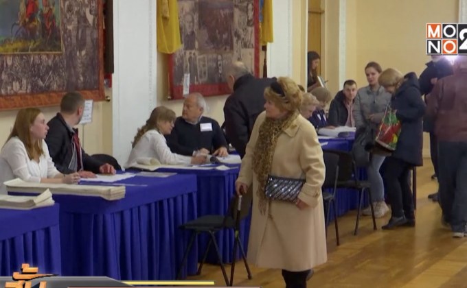 ชาวยูเครนทยอยออกมาใช้สิทธิ์เลือกตั้งประธานาธิบดี