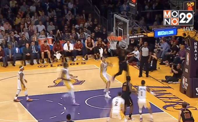 “แรนเดิล” นำเลเกอร์สเปิดบ้านทุบแคฟส์ ยัดห่วง NBA