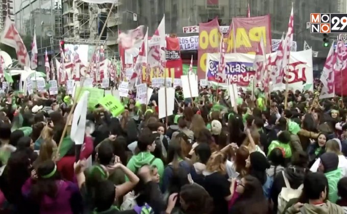 ชุมนุมกดดันสภาสูงอาร์เจนตินาเรื่องกฎหมายทำแท้ง