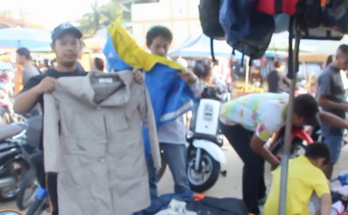 ตลาดนัดเบตง เสื้อกันหนาวมือสองขายดี