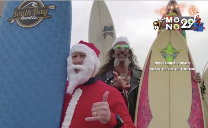 ซานต้าหลายร้อยโชว์ลีลาบนกระดานโต้คลื่น