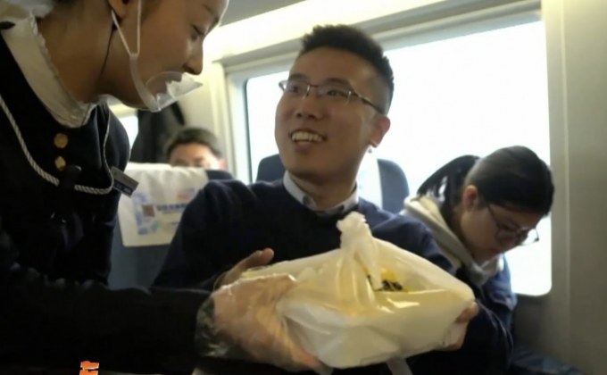 จีนเปิดบริการส่งอาหารจากภายนอกบนรถไฟความเร็วสูง