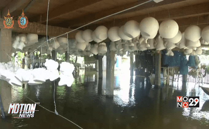 ชาวบ้านขนกระ​ปุกออมสินหนีน้ำท่วมที่พิจิตร