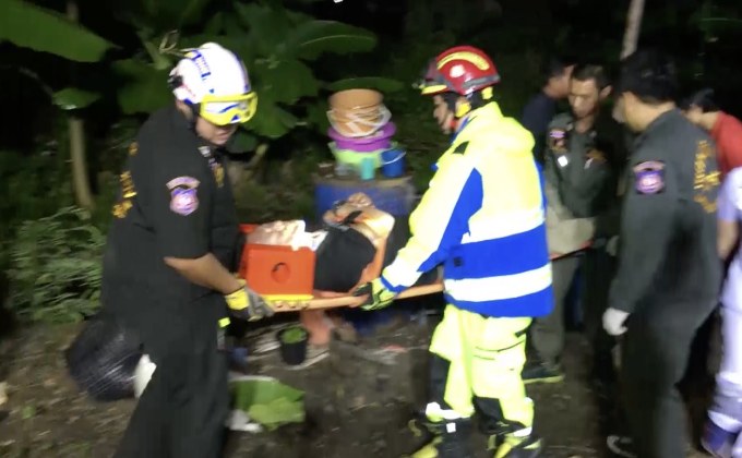 รถกระบะพุ่งชนร้านข้างทาง จ.ลำปาง