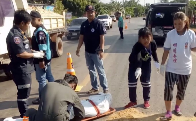 จยย.ชนท้ายสิบล้อพ่อแม่เสียชีวิต-ลูก 2 คนเจ็บ