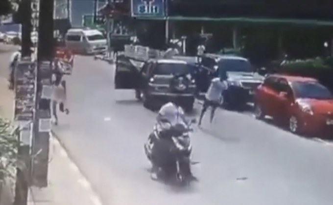 มาเฟียอิสราเอล ขับรถไล่ชน จยย.กลางเกาะสมุย