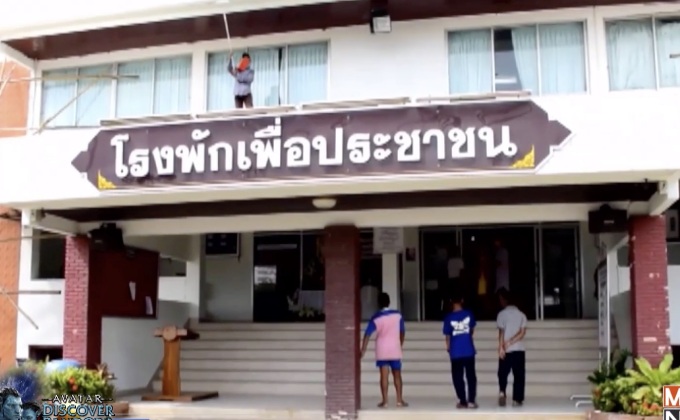 มอบตัวแล้ว นร.บังคับเพื่อนกราบถูกตั้ง 3 ข้อหา