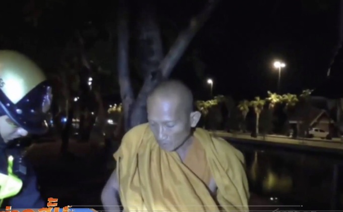ตร.ควบคุมพระท่องราตรีดื่มเบียร์ชวนสีกาเที่ยว