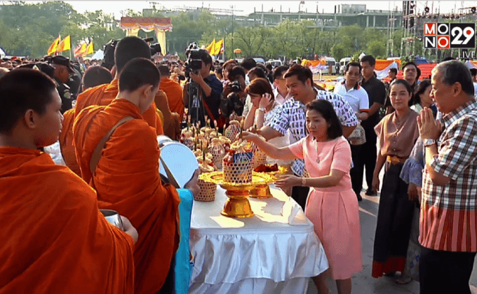 กทม.จัดกิจกรรมทำบุญเนื่องในวันสงกรานต์