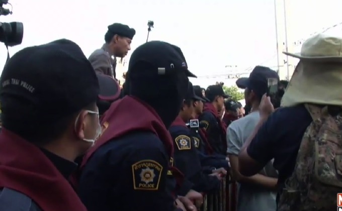 มวลชนธรรมกาย กดดัน จนท.ห้ามค้นเขตก่อสร้าง