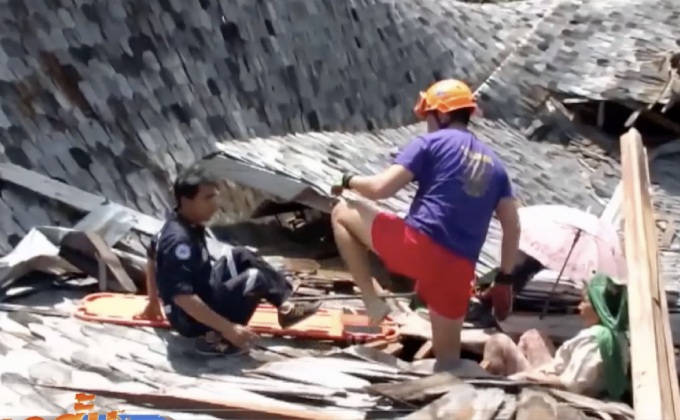 คนงานรื้อบ้านจนพังถล่ม จ.สมุทรสงคราม