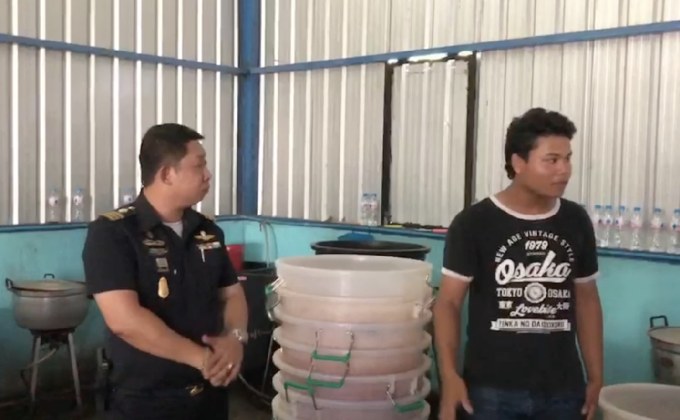 บุกทลายแหล่งผลิตเหล้าเถื่อน ย่านหนองจอก