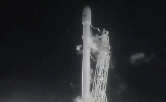 SpaceX ส่งดาวเทียมสื่อสาร 10 ดวงขึ้นสู่วงโคจรโลก