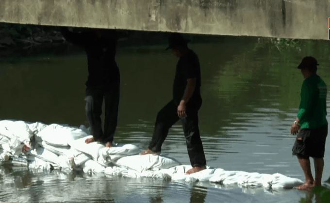 ชาวบ้านนำกระสอบทรายกั้นทางน้ำหวังพ้นวิกฤติแล้ง