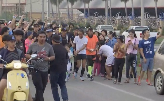 “ตูน บอดี้สแลม” วิ่งเข้าสุพรรณบุรี รับเงิน 20 ล้าน