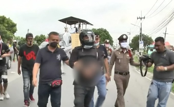 หนุ่มปาก้อนหินใส่รถสารภาพอ้างเมาแล้วโกรธแค้นถูกรถขับปาดหน้า