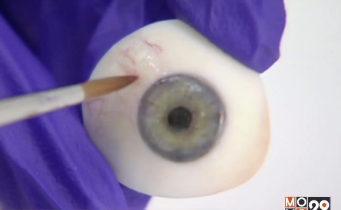 การประดิษฐ์ตาเทียมด้วยมือ