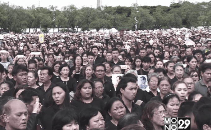 พสกนิกรร้องเพลงสรรเสริญพระบารมี เนืองแน่นสนามหลวง