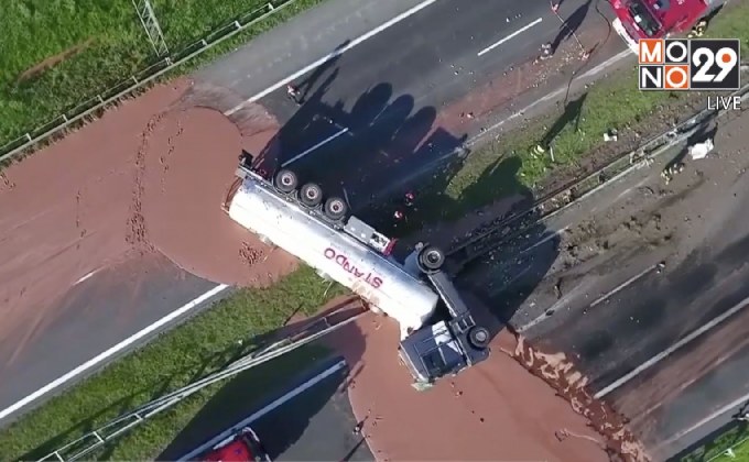 รถบรรทุกช็อกโกแลตคว่ำในโปแลนด์