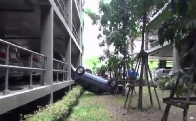 คนขับรถเก๋งเข้าเกียร์พลาดตกอาคารจอดบาดเจ็บ