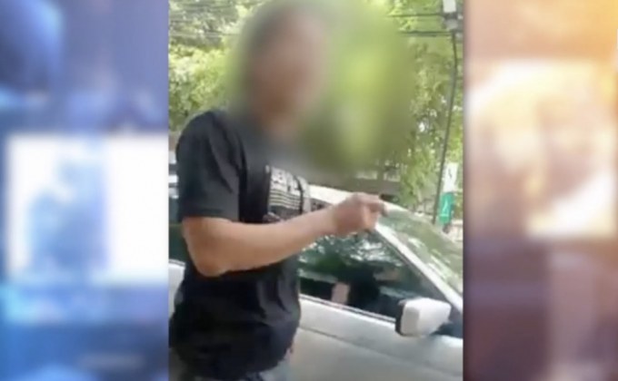 รุมตำหนิชายหัวร้อนพูดเหยียด รปภ.หลังไม่ยอมเปิดให้เข้าหมู่บ้าน