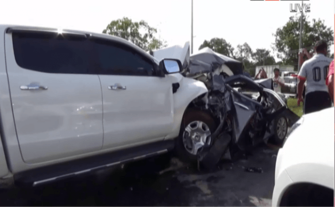 อุบัติเหตุรถยนต์ชนท้าย 5 คันซ้อน เสียชีวิต 2 คน